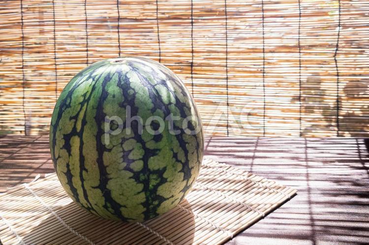 簾の影が映る一玉のスイカ すいか,夏,食べ物の写真素材