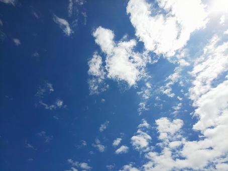 青空と白い雲の写真