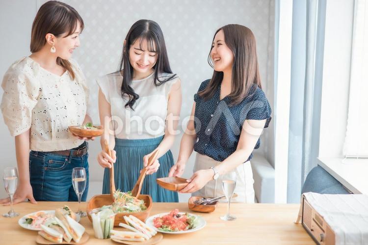家でパーティーする女性たち（サラダ） 料理,女子会,料理教室の写真素材