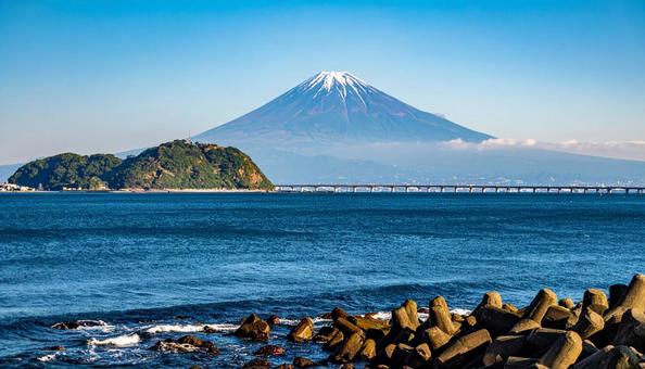 島と山をのぞむ 島と山をのぞむの写真