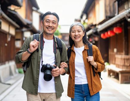 カメラを持って旅するシニア夫婦 カメラを持って旅するシニア夫婦の写真