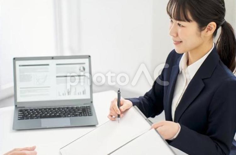 保険の案内をするビジネスウーマン 営業,営業マン,ビジネスウーマンの写真素材