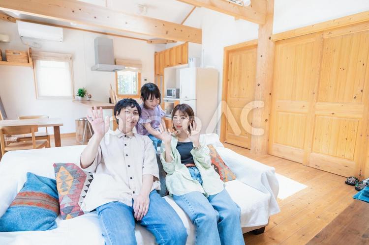 おうちで楽しく過ごす家族 室内,建築,リビングの写真素材