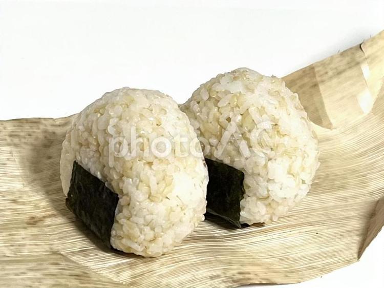 竹の皮に乗せた玄米入りおにぎり おにぎり,おむすび,ご飯の写真素材