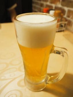 ビール ビール 夏,テーブル,ビールの写真素材