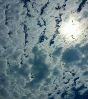 雲がかった太陽 雲がかった太陽の写真