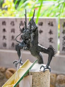 越木岩神社の手水舎、兵庫県西宮市甑岩町 越木岩神社の手水舎、兵庫県西宮市甑岩町の写真