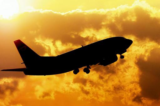 夕焼けの離陸 夕焼け,旅客機,ジェット機の写真素材