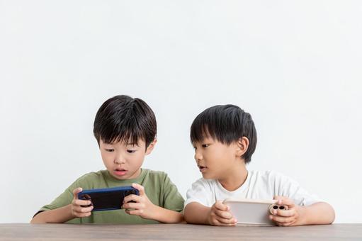 スマホに夢中になる子ども スマホに夢中になる子ども 男の子,スマホ,インターネットの写真素材