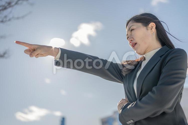 指差すビジネスウーマン ビジネスウーマン,女性,スーツの写真素材