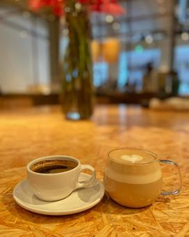 カフェラテとコーヒーでくつろぐ時間 カフェ,コーヒー,カフェラテの写真素材