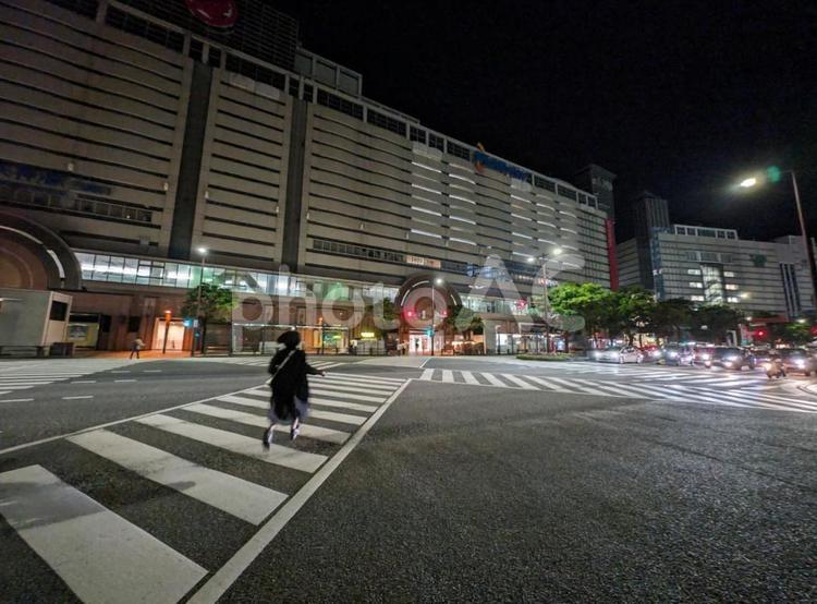 深夜の福岡は天神の交差点 街,光,シルエットの写真素材