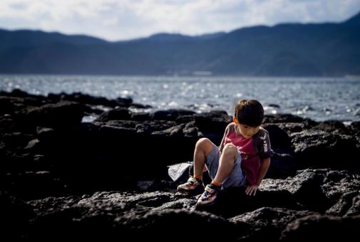 ＜素材＞夏の海岸で磯遊びをする男の子 子供,海,磯遊びの写真素材