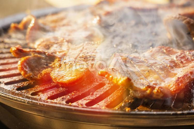 鉄のプレートで焼かれている牛タン 5716 焼肉,牛タン,焼いているの写真素材