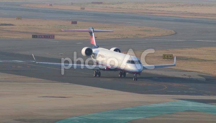 福岡空港、朝焼けの空を舞う翼 福岡空港,朝,飛行機の写真素材
