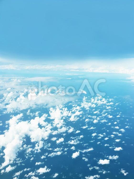 飛行機の窓から見た海と青空と雲 空撮,雲,空の写真素材