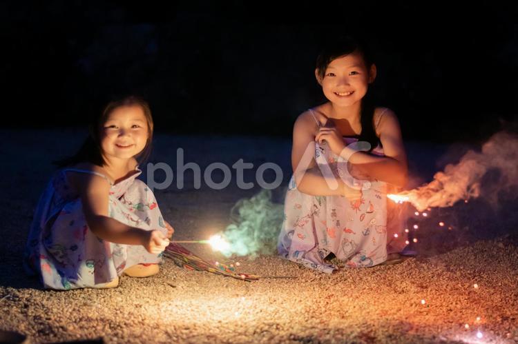 手持ち花火を楽しむ子供達 花火,子供達,笑顔の写真素材