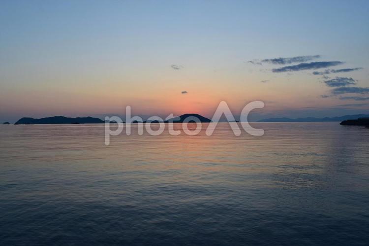夕日と島と海と幻想的な空 愛媛県,八幡浜,町の写真素材