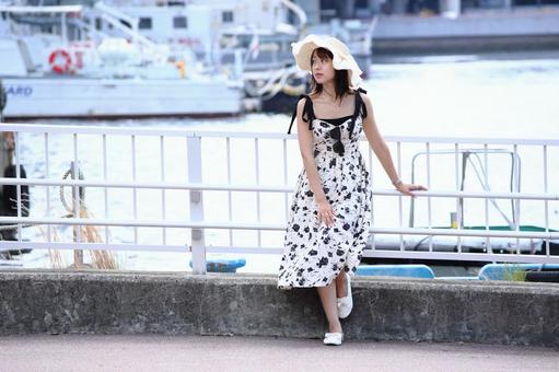 海辺に佇み景色を見る女性 海辺に佇み景色を見る女性の写真