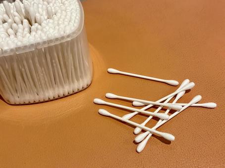 散らばった綿棒とケース 散らばった綿棒とケースの写真