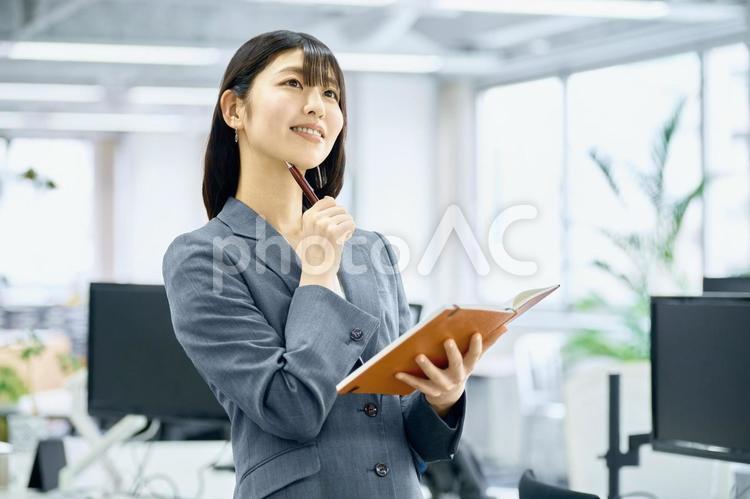 ノート　ビジネスイメージ　女性　会社 ビジネスウーマン,手帳,打合せの写真素材