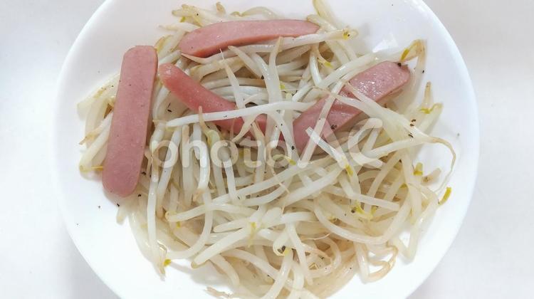 もやしとウィンナーの炒め もやし,野菜,ウィンナーの写真素材