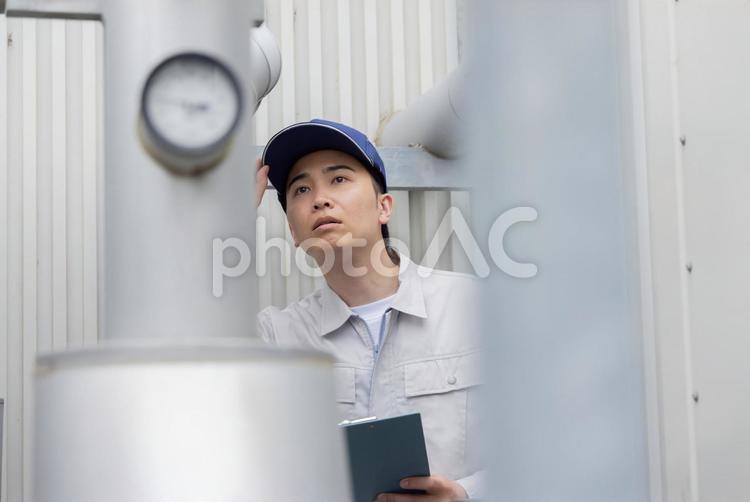 屋外機械を点検する男性作業員 エンジニア,タブレット,男性の写真素材