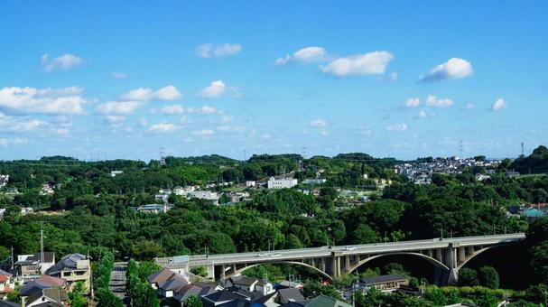 青空と郊外の緑豊かな風景 青空と郊外の緑豊かな風景 街並み,橋,ブリッジの写真素材