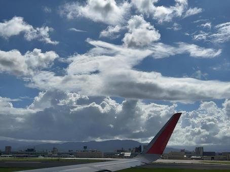 飛行機の窓から 晴天,飛行機,雲の写真素材