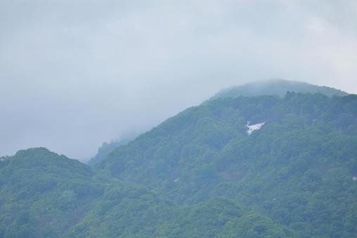 山頂に近づく雲01の写真