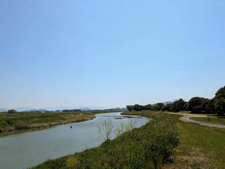バイコロジー自転車道と青空 バイコロジー自転車道と青空 滋賀県,野洲市,家棟川の写真素材