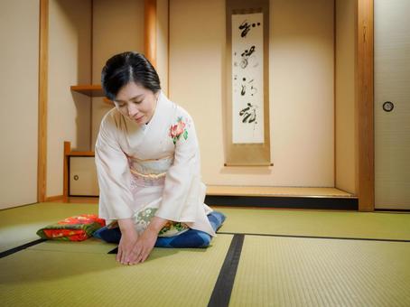 33:和服でお辞儀している女性 33:和服でお辞儀している女性 着物,お辞儀,お中元の写真素材