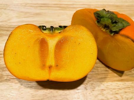 半分にカットした種なし柿の断面３８ 柿,たねなし柿,断面の写真素材