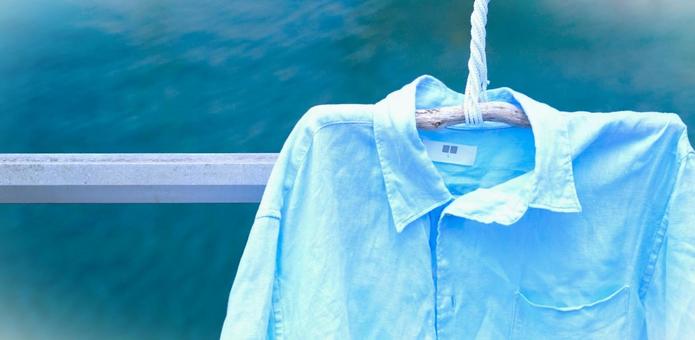 リネンのシャツ リネンのシャツ シャツ,水色,流木のハンガーの写真素材
