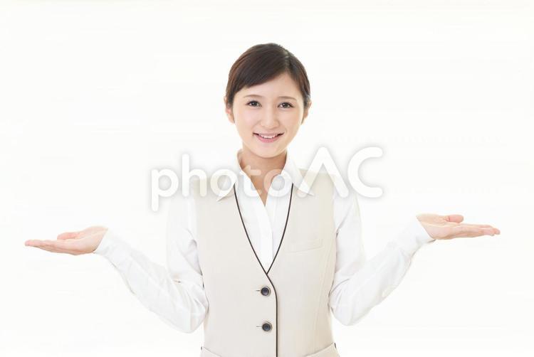 両手を広げて見せる笑顔のビジネスウーマン 女性,ビジネスウーマン,女の写真素材