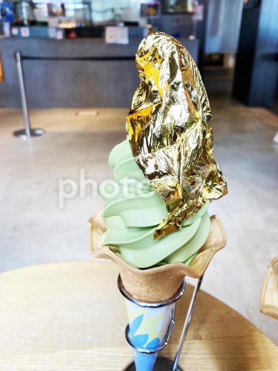 金箔抹茶ソフトクリーム 金箔,抹茶,ソフトクリームの写真素材
