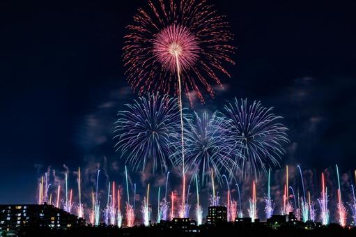 夜空に咲くスターマインと光の矢の花火 夜空に咲くスターマインと光の矢の花火 花火,打ち上げ花火,花火大会の写真素材
