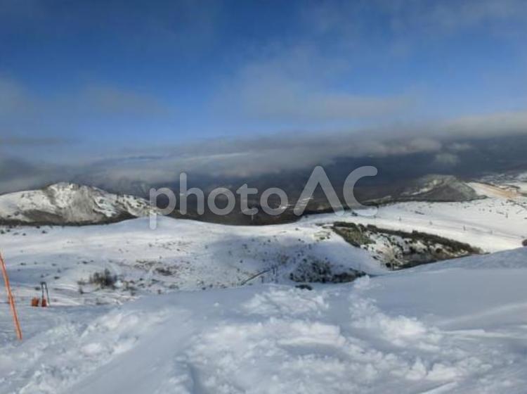 白銀の高原風景 雪,冬,冬景色の写真素材