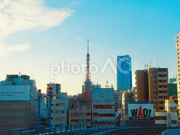 夕方の東京タワーとスカイラインの車窓 青空,空,ブルースカイの写真素材