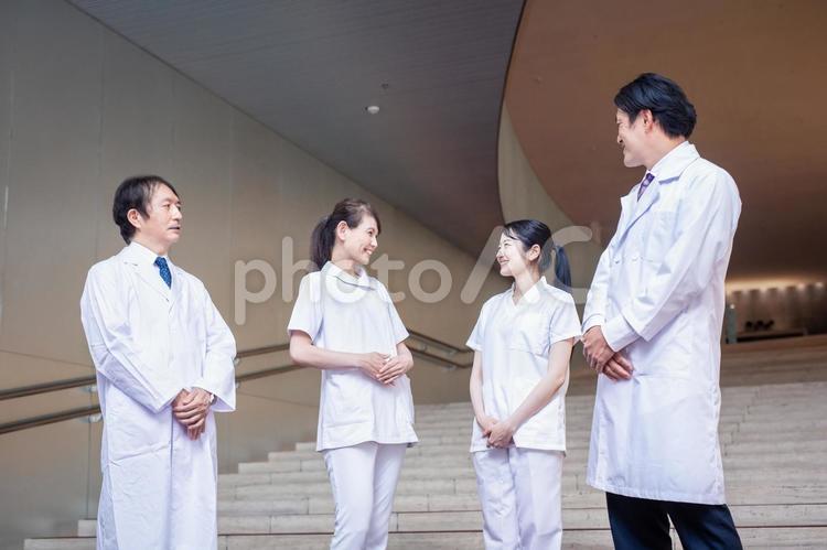 病院で働く医者と看護師（4人） 医者,看護師,病院の写真素材