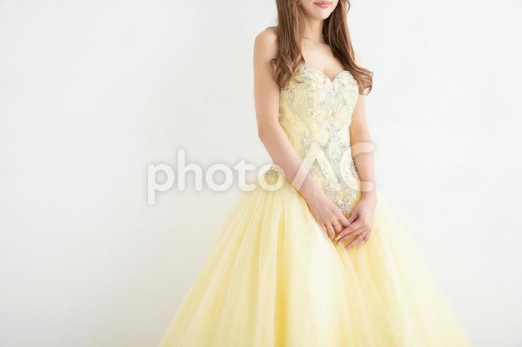 ウエディングドレスを着て微笑む女性　 胸元,ドレス,バストの写真素材