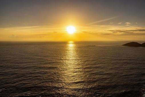 ウェザーステーション展望台から望む夕景 ウェザーステーション展望台から望む夕景 父島,小笠原諸島,ウェザーステーションの写真素材