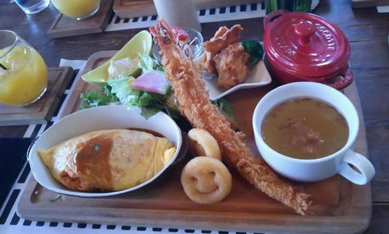 オムライスと海老フライ オムライス,海老フライ,スープの写真素材