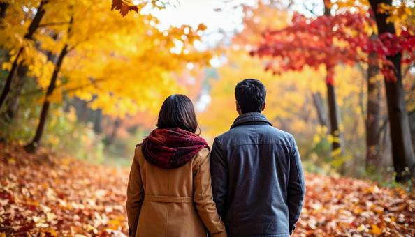 美しい紅葉を眺める夫婦の後ろ姿 美しい紅葉を眺める夫婦の後ろ姿の写真