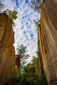 山形県　瓜割石庭公園（石切場）の風景 瓜割石庭公園,瓜割石庭公園（石切場）,石切場の写真素材