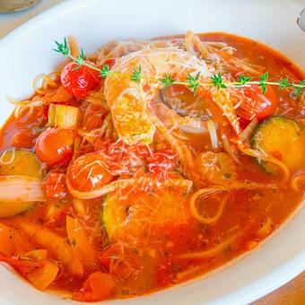 出来立てのトマトパスタ 出来立てのトマトパスタ スパゲッティ,魚介,エビの写真素材