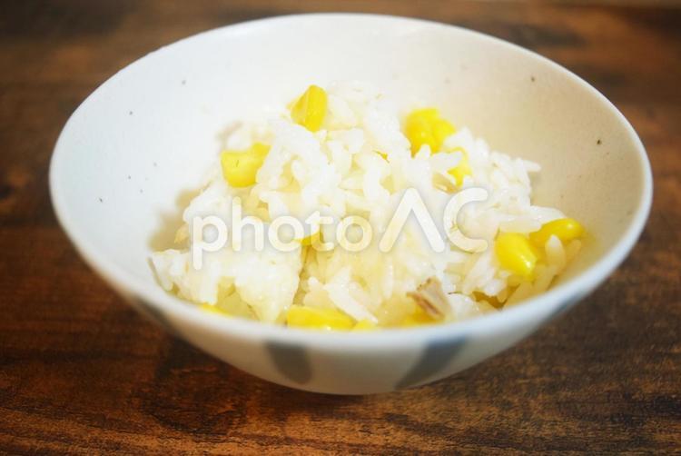 トウモロコシの炊き込みご飯 トウモロコシ,炊き込みご飯,ツナの写真素材