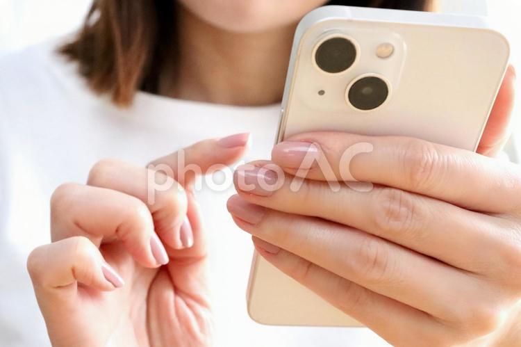 スマホを指さす女性の手 スマホ,女性,スマートフォンの写真素材