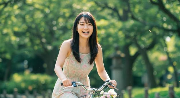 自転車をこぐ女性 自転車をこぐ女性の写真