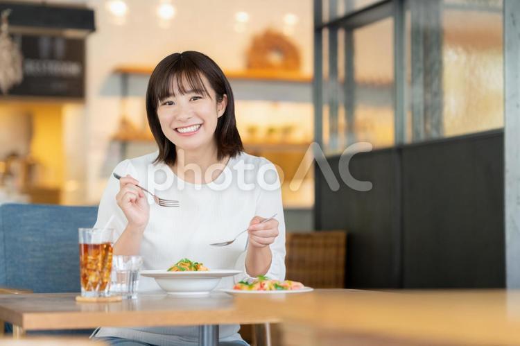 カフェでくつろぐビジネスウーマン カフェ,女性,ビジネスウーマンの写真素材
